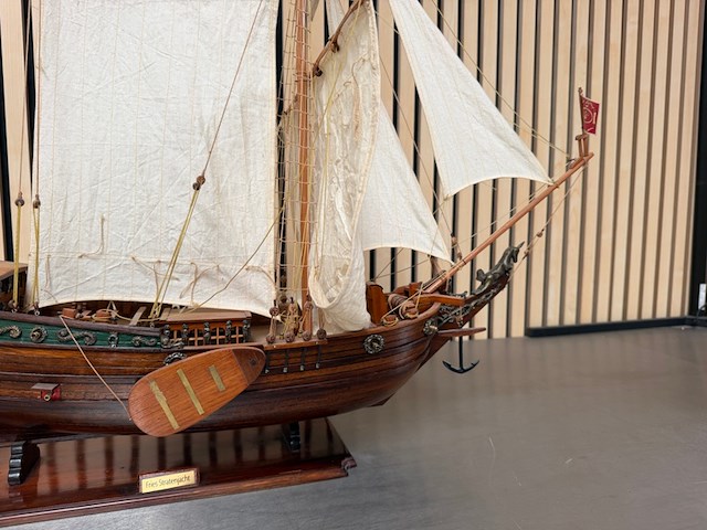 Gedetailleerd houten scheepsmodel fries stratenjacht - afbeelding 5 van  15