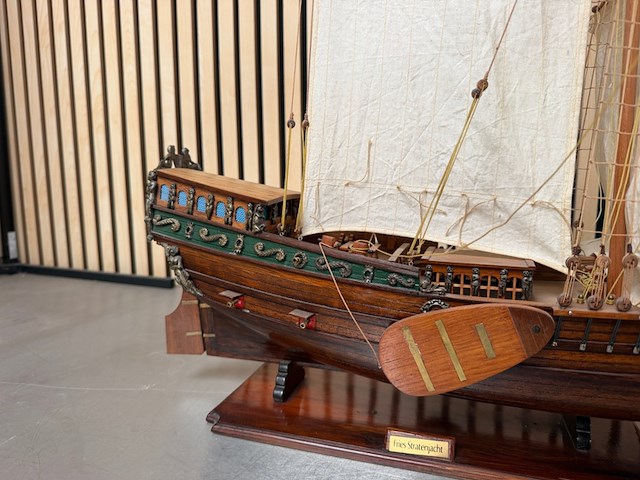 Gedetailleerd houten scheepsmodel fries stratenjacht - afbeelding 8 van  15