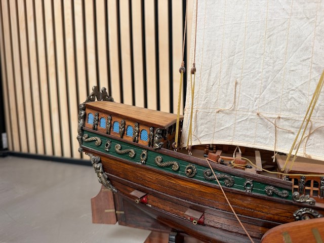 Gedetailleerd houten scheepsmodel fries stratenjacht - afbeelding 9 van  15