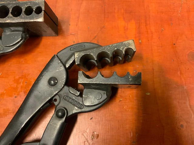 Gedore klemtang t.b.v nippels in kunststofleiding (2x) - afbeelding 2 van  3
