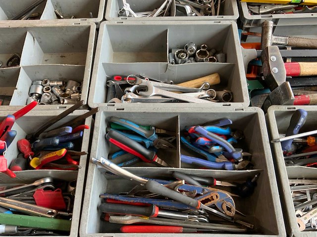 Gedore, knipex partij handgereedschap op tafel - afbeelding 2 van  13