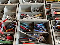 Gedore, knipex partij handgereedschap op tafel - afbeelding 2 van  13