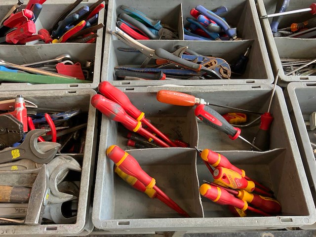 Gedore, knipex partij handgereedschap op tafel - afbeelding 3 van  13