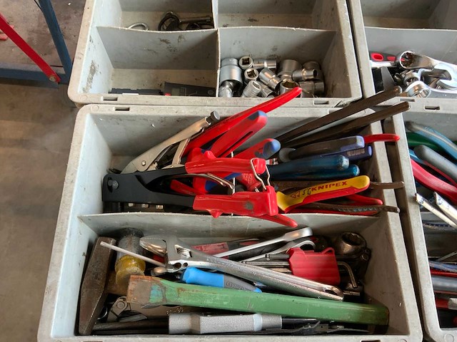 Gedore, knipex partij handgereedschap op tafel - afbeelding 4 van  13