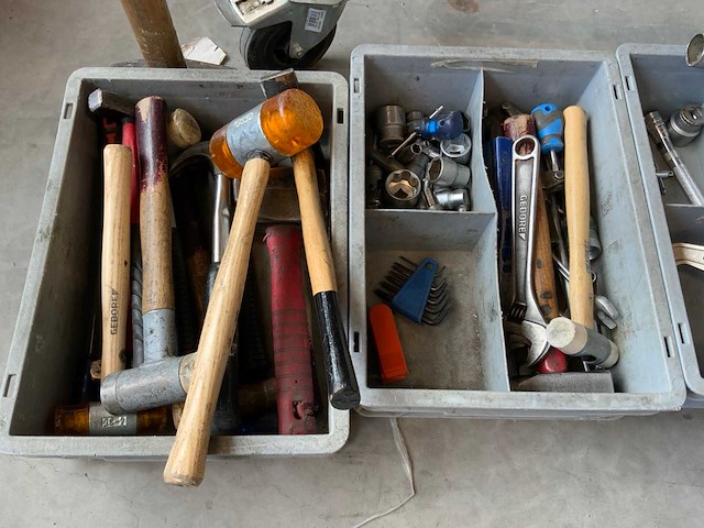 Gedore, knipex partij handgereedschap op tafel - afbeelding 1 van  13