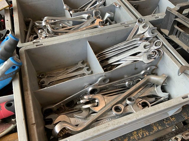 Gedore, knipex partij handgereedschap op tafel - afbeelding 8 van  13