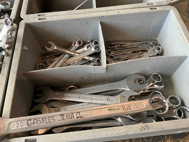 Gedore, knipex partij handgereedschap op tafel - afbeelding 9 van  13