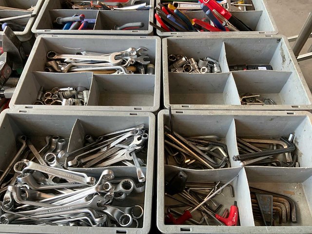 Gedore, knipex partij handgereedschap op tafel - afbeelding 10 van  13