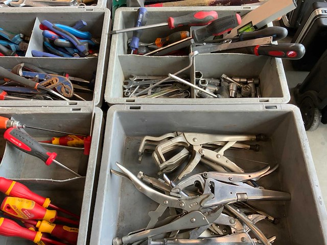 Gedore, knipex partij handgereedschap op tafel - afbeelding 12 van  13
