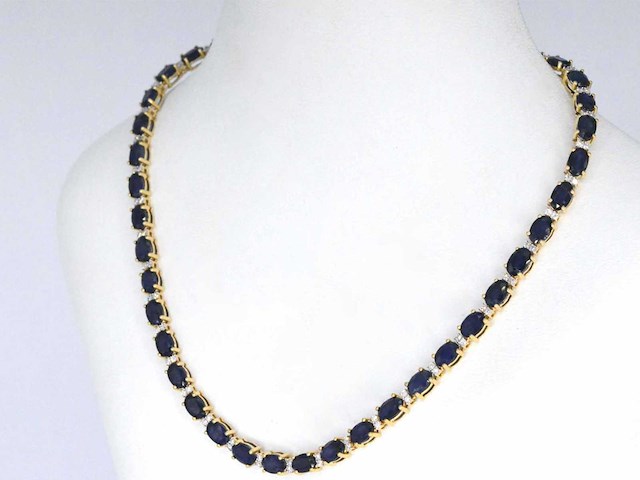 Geelgouden collier met diamanten en saffier - afbeelding 4 van  9