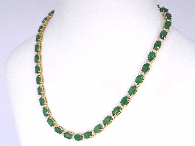 Geelgouden collier met diamanten en smaragd - afbeelding 3 van  7