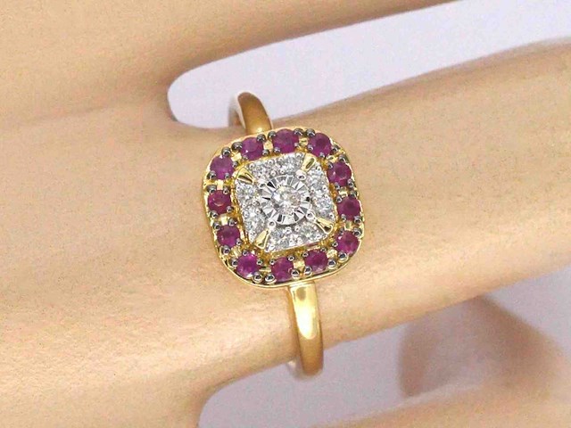 Geelgouden ring met diamanten en robijn - afbeelding 3 van  10