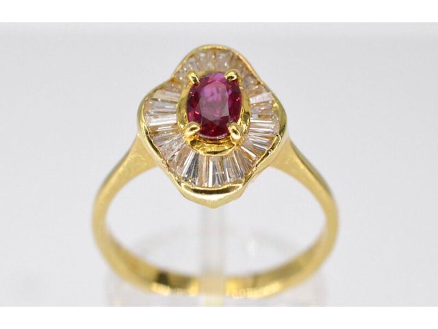 Geelgouden ring met robijn omringd door diamanten - afbeelding 1 van  7