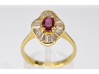 Geelgouden ring met robijn omringd door diamanten - afbeelding 1 van  7