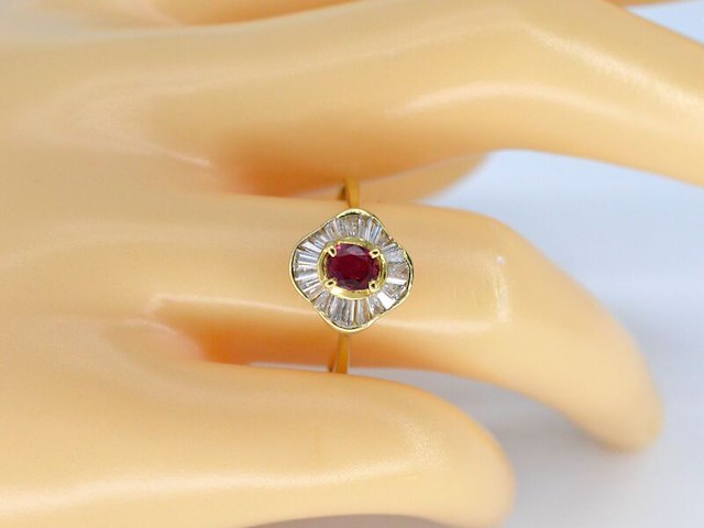 Geelgouden ring met robijn omringd door diamanten - afbeelding 2 van  7