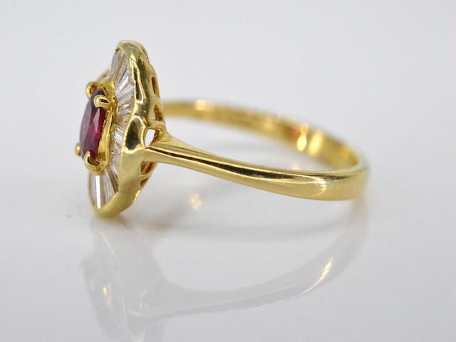 Geelgouden ring met robijn omringd door diamanten - afbeelding 4 van  7