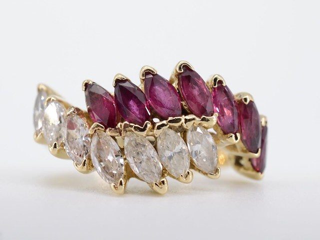 Geelgouden slagring met diamant en robijn - afbeelding 1 van  9