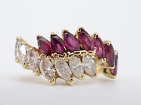 Geelgouden slagring met diamant en robijn