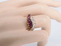 Geelgouden slagring met diamant en robijn - afbeelding 2 van  9