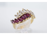 Geelgouden slagring met diamant en robijn - afbeelding 3 van  9