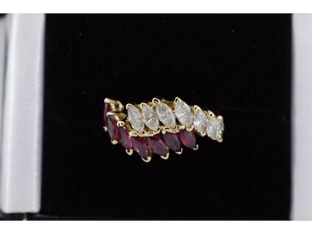 Geelgouden slagring met diamant en robijn - afbeelding 4 van  9