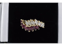 Geelgouden slagring met diamant en robijn - afbeelding 4 van  9