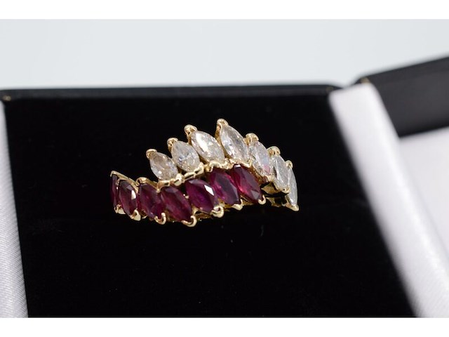 Geelgouden slagring met diamant en robijn - afbeelding 5 van  9