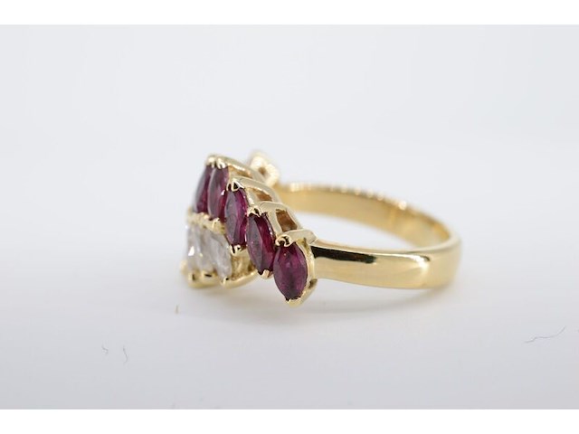 Geelgouden slagring met diamant en robijn - afbeelding 6 van  9