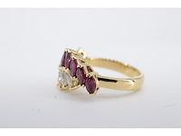 Geelgouden slagring met diamant en robijn - afbeelding 6 van  9