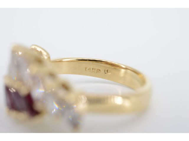 Geelgouden slagring met diamant en robijn - afbeelding 7 van  9