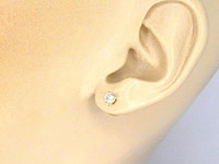 Geelgouden solitair oorbellen met natuurlijke diamanten - afbeelding 3 van  10