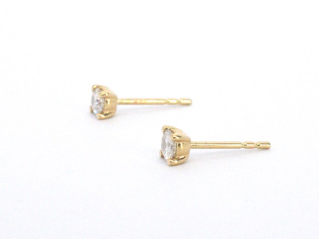 Geelgouden solitair oorbellen met natuurlijke diamanten - afbeelding 9 van  10