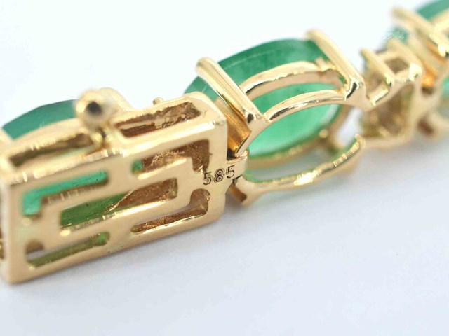Geelgouden tennisarmband met diamanten en smaragden - afbeelding 7 van  9