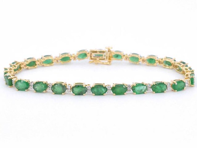 Geelgouden tennisarmband met diamanten en smaragden - afbeelding 1 van  9