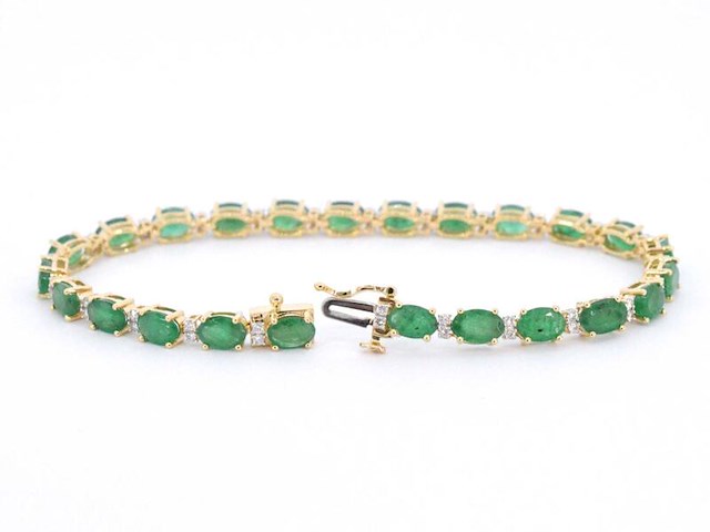 Geelgouden tennisarmband met diamanten en smaragden - afbeelding 4 van  9
