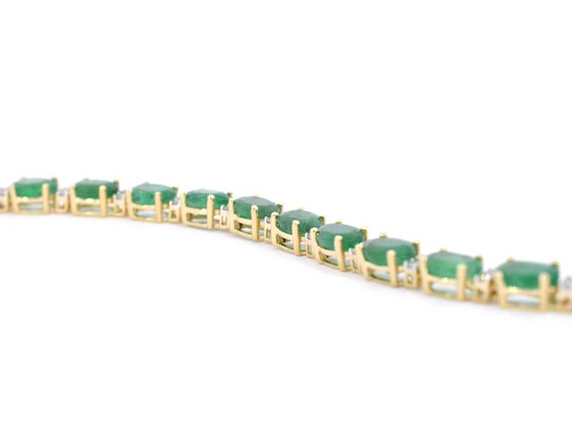 Geelgouden tennisarmband met diamanten en smaragden - afbeelding 5 van  9