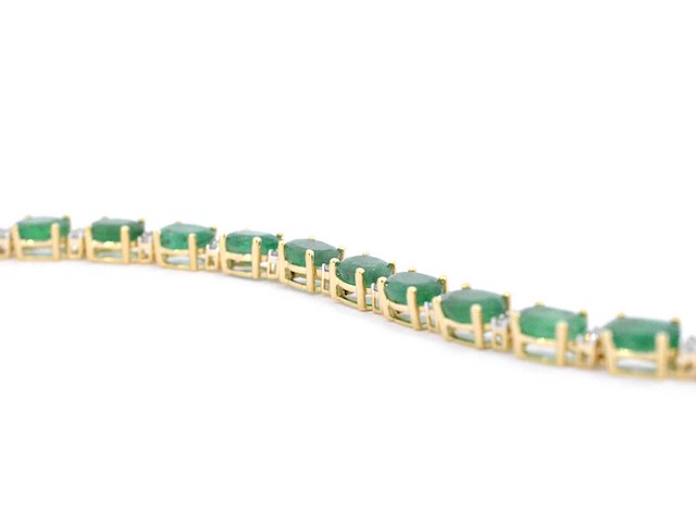 Geelgouden tennisarmband met diamanten en smaragden - afbeelding 5 van  7