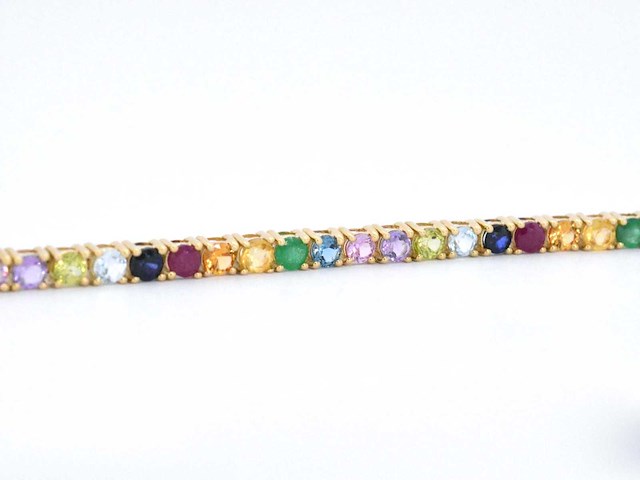 Geelgouden tennisarmband met multi colour edelstenen - afbeelding 8 van  9