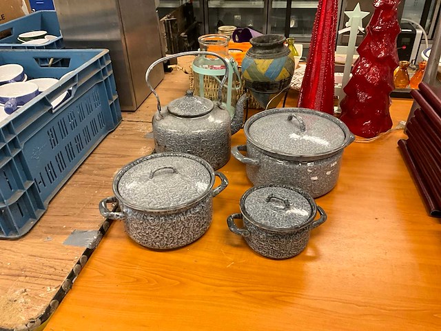 Geëmailleerde pannen en ketel (4x) - afbeelding 1 van  4