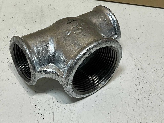 Gegalvaniseerd t-stuk 1,5x1x1 (24x) - afbeelding 1 van  4