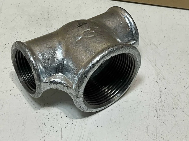 Gegalvaniseerd t-stuk 1,5x1x1 (24x) - afbeelding 1 van  5