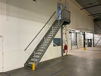 Gegalvaniseerd trap met bordes