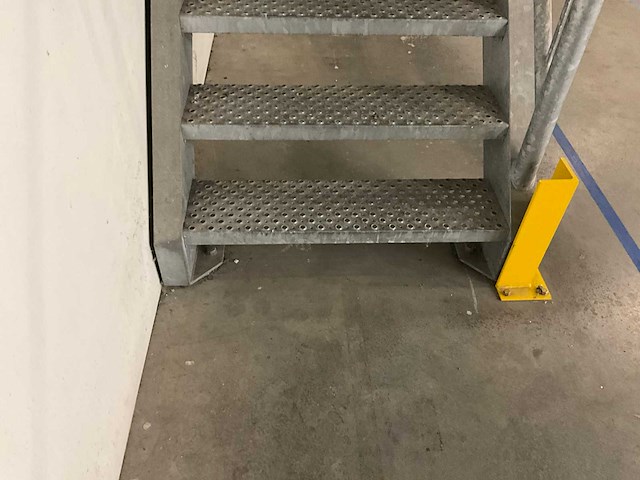 Gegalvaniseerd trap met bordes - afbeelding 2 van  6