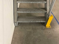Gegalvaniseerd trap met bordes - afbeelding 2 van  6