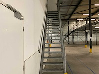 Gegalvaniseerd trap met bordes - afbeelding 3 van  6