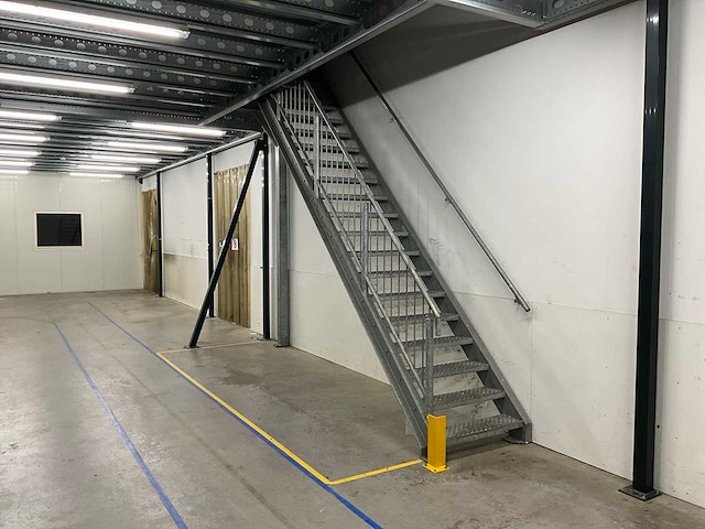 Gegalvaniseerd trap met bordes - afbeelding 1 van  4