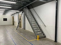 Gegalvaniseerd trap met bordes