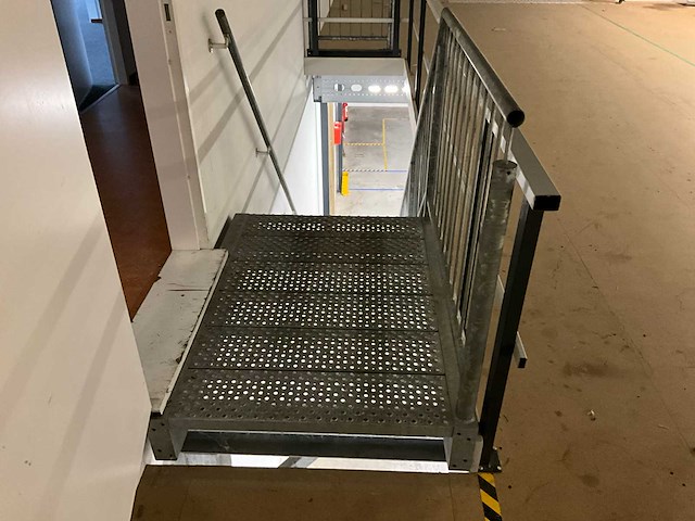Gegalvaniseerd trap met bordes - afbeelding 2 van  4