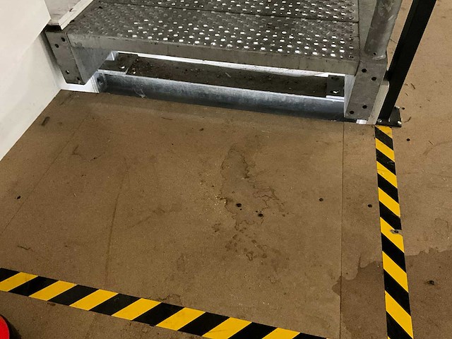 Gegalvaniseerd trap met bordes - afbeelding 3 van  4