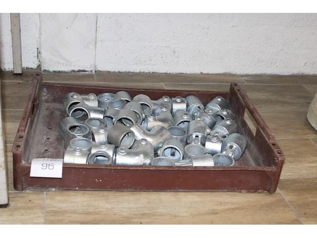 Gegalvaniseerde koppelstukken t.b.v. banner in kunststof krat. - afbeelding 1 van  2